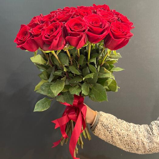 25 red roses