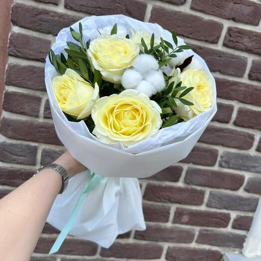 Букет из роз, хлопка и зелени Свит