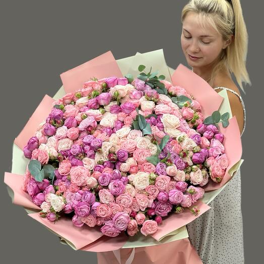 Шикарный гигантский букет кустовых роз