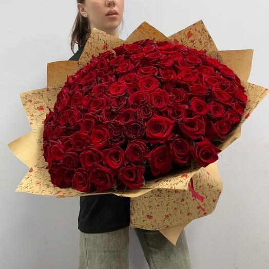 Букет 101 роза в крафте