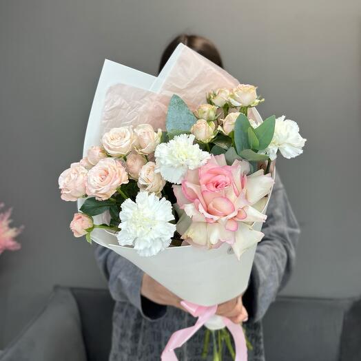 «Camellia» букет с ажурными диантусами и пионовидными розами