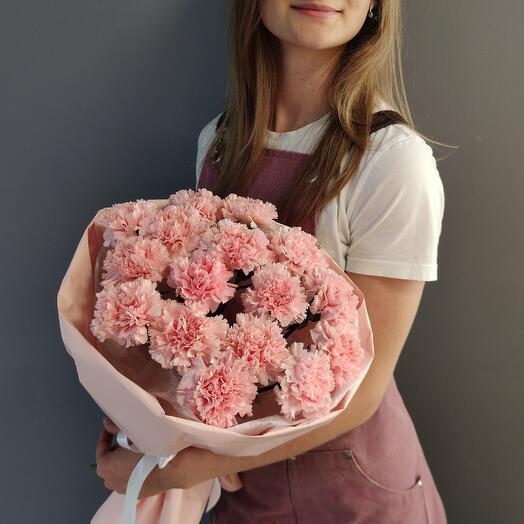 Round bouquet of 17 dianthuses