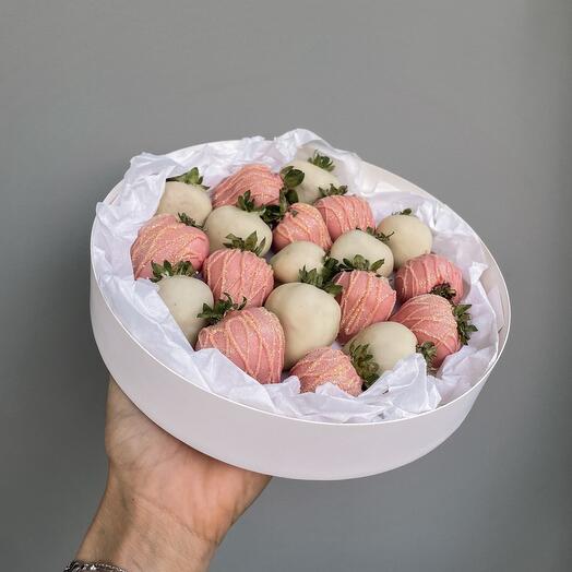 Клубника в белом и клубничном шоколаде