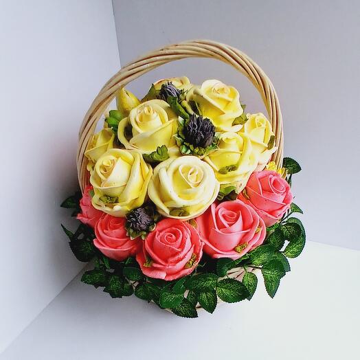 Корзина с зефирными цветами