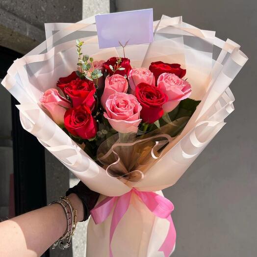 Микс красных и розовых роз