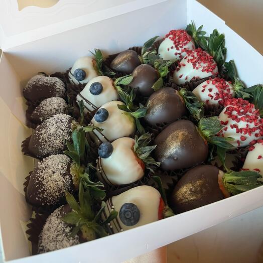 Conjunto de fresas cubiertas de chocolate