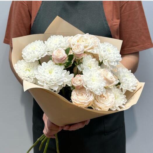 Bouquet rosa arbusto y crisantemo