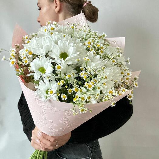 Bouquet of chrysanthemums with daisies