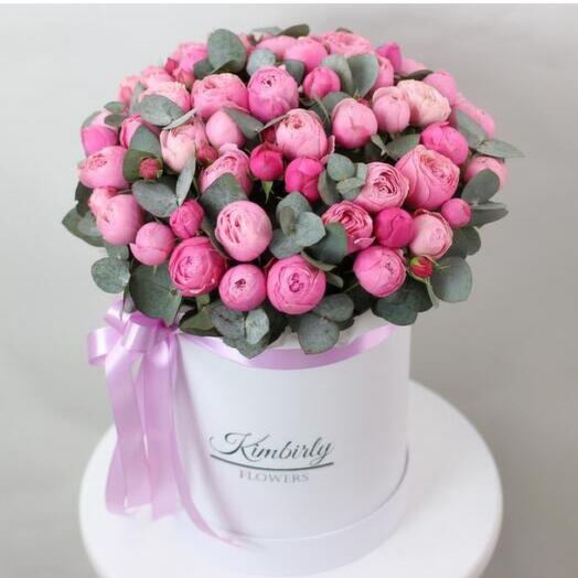 Пионовидные кустовые розы Сильва пинк с эвкалиптом в шляпной коробке