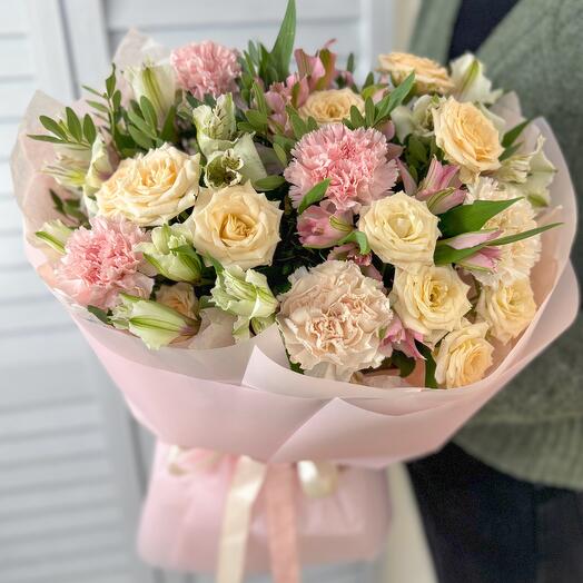 Ramo de autor de rosas arbustos y alstroemeria