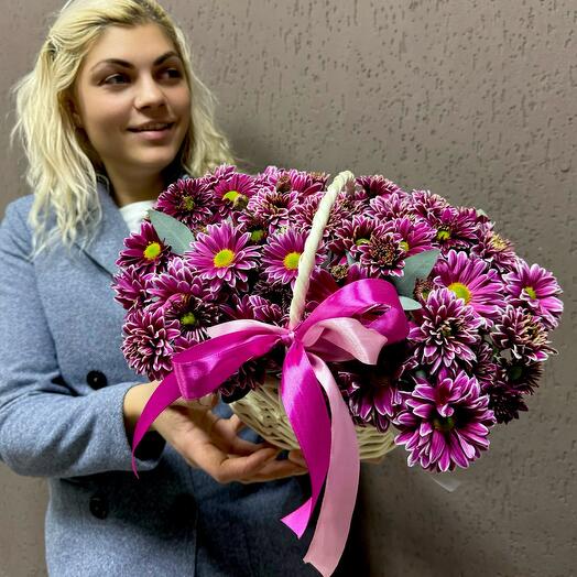 Корзина черничными хризантемами
