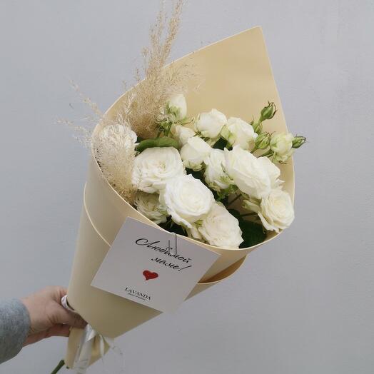 Peonías con rosas de arbusto