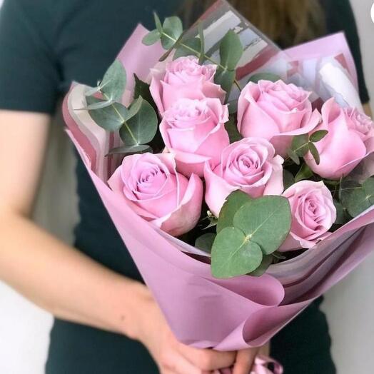 7 rosas Rosadas con vegetación