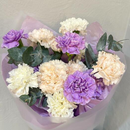 Монобукет из диантусов с эвкалиптом