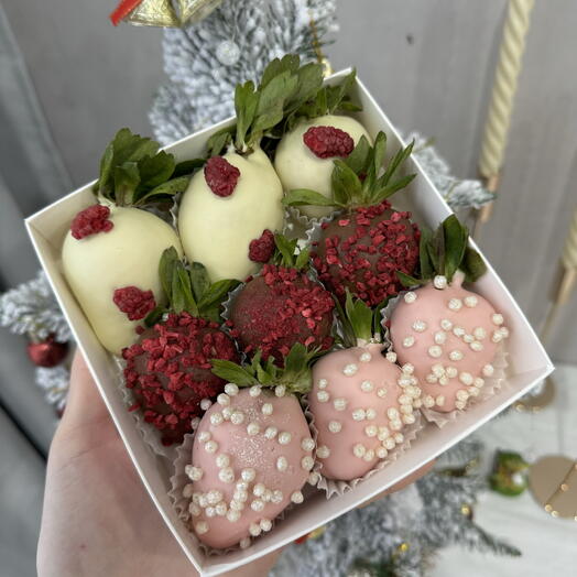 Chocolate-covered strawberries "Happiness"