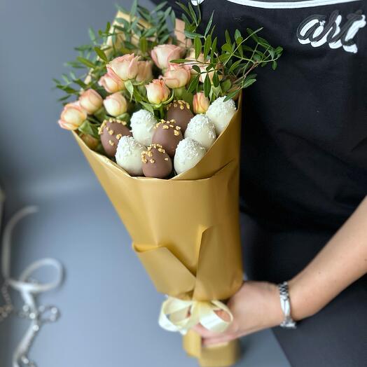 Букет из клубники в бельгийском шоколаде и кустовой кремовой розы