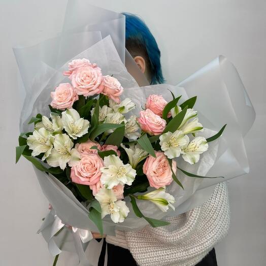 Кустовые розы с альстромериями