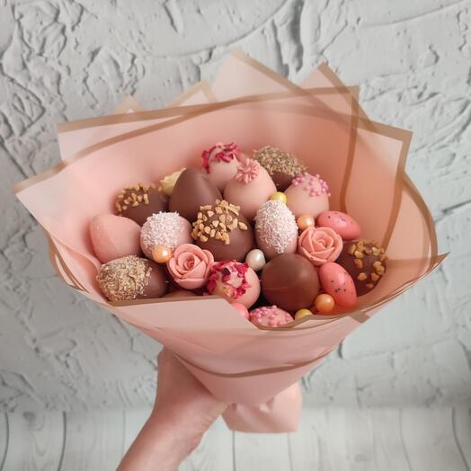 Букет из клубники в шоколаде и шоколадными розами