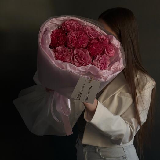 Bouquet with peony-shaped roses in a round package
