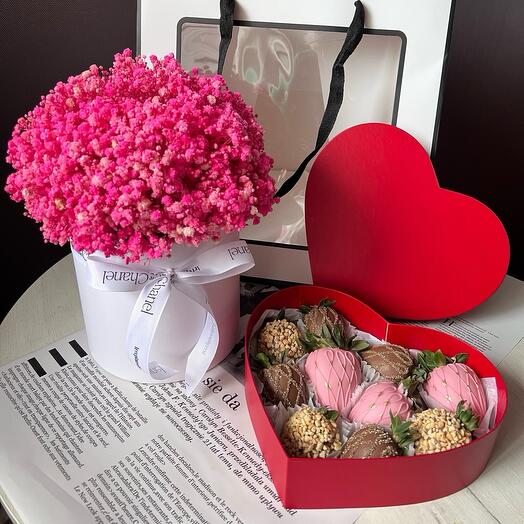 A combo for your loved ones ♥️Gypsophila and chocolate-covered strawberries