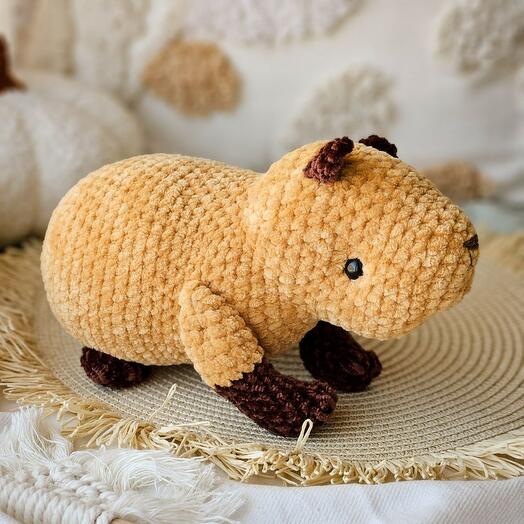 Вязаная капибара из велюровой пряжи игрушка ручной работы