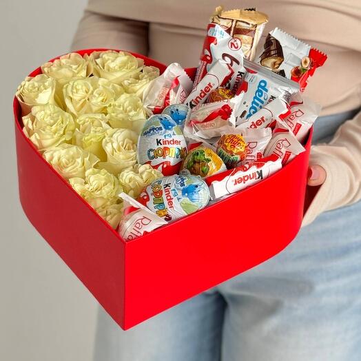 Коробка-сердце с белыми розами и Kinder
