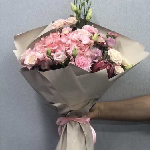 Ramo "Josephine", embalaje de diseño, Protea, rosa, clavel, eustoma, Hortensia