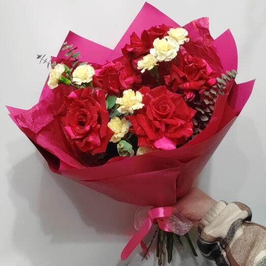 Букет из французких роз, диантуса и эвкалипта