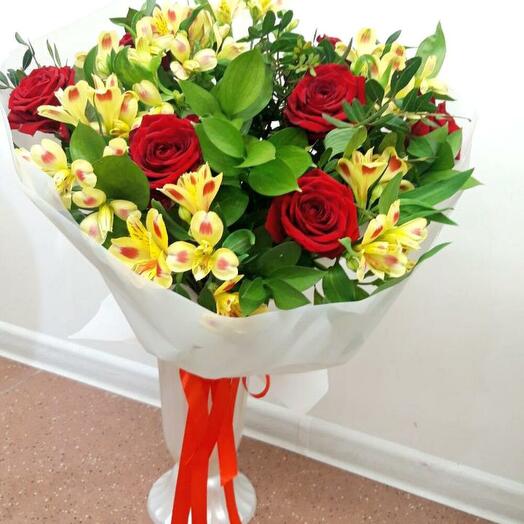 A magnificent bouquet with roses and alstroemeria