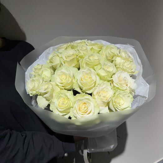 Букет из 21 белой розы в упаковке
