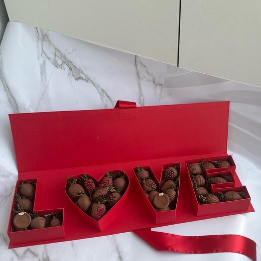 Клубника в шоколаде LOVE красная