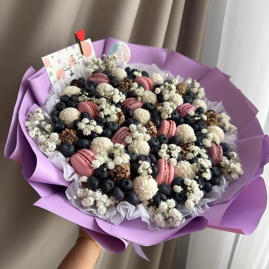Букет с голубикой и макарунами