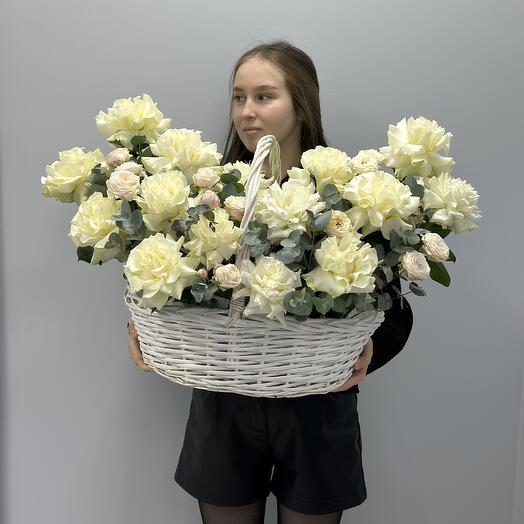 Корзина с белыми розами и зеленью