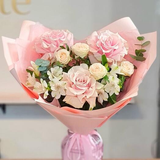 Ramo de cuento de marzo con rosas francesas, alstroemeria y eucalipto