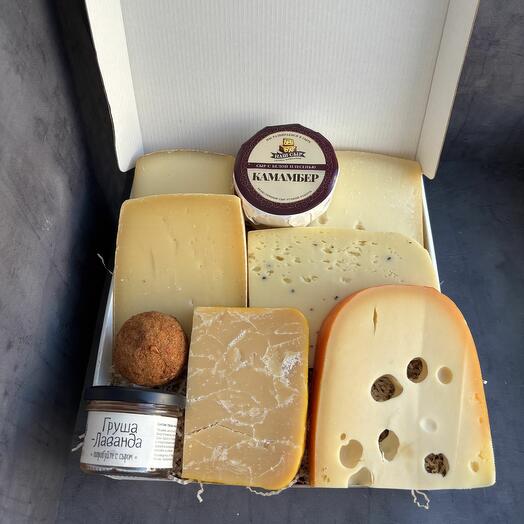 Вкусный подарочный набор сыров "С Любовью" миди