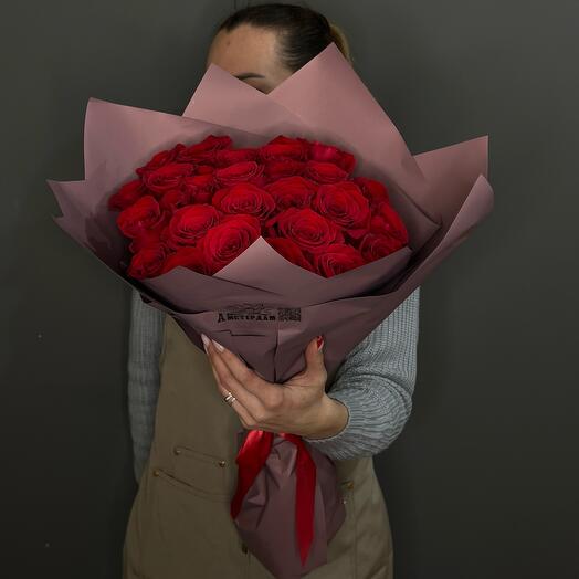 25 бордовых роз в кравте