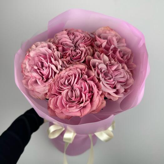 5 peony-shaped Country Blues roses in the design