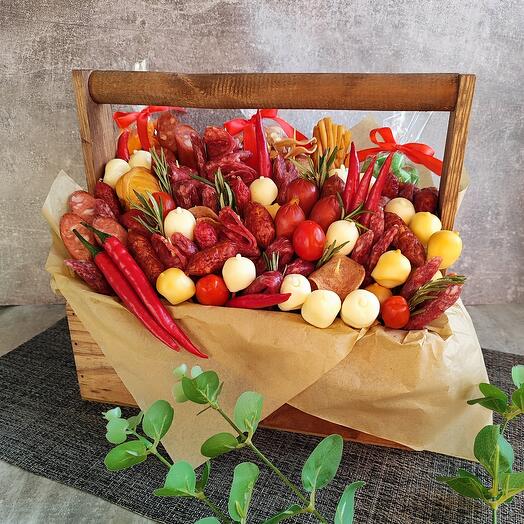 Мужской подарок (ящик) с сыром и колбасой