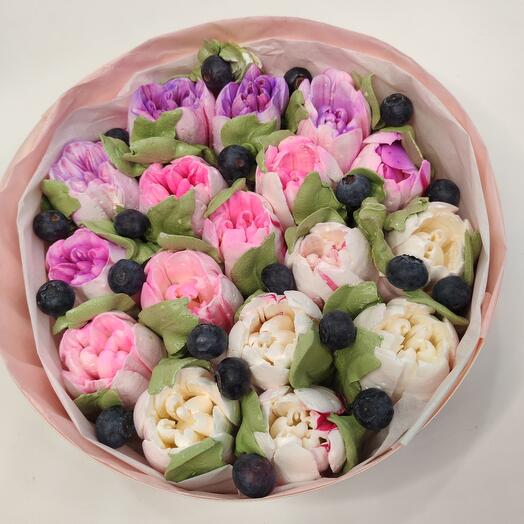 Съедобный букет винограда и зефирных тюльпан