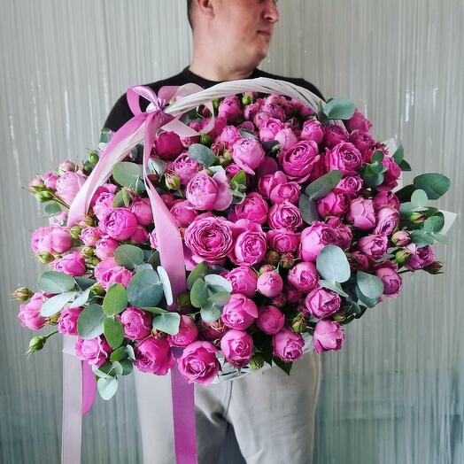Корзина с  пионовидными розами