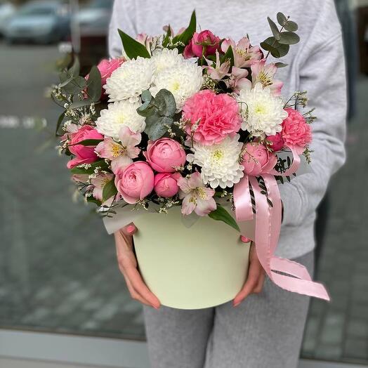Шляпная коробка в бело-розовой гамме