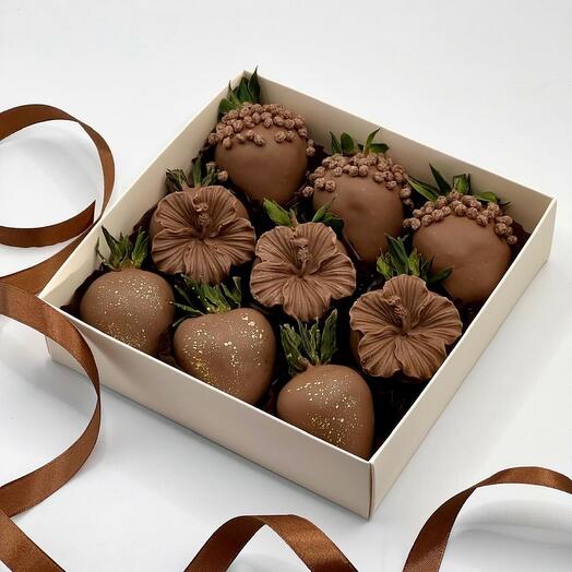 Клубника в шоколаде с шоколадными гибискусами