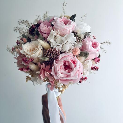 Букет невесты из стабилизированных цветов с пионами
