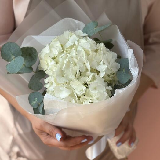 Букет с гортензией и эвкалиптом