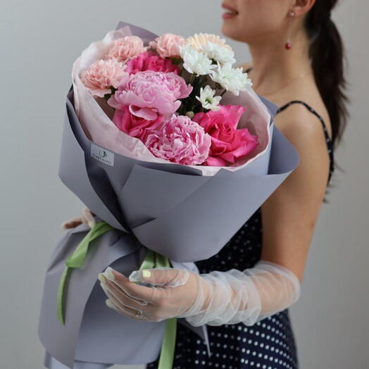 Сборный летний букет с пионами, герберой, розами и диантусом