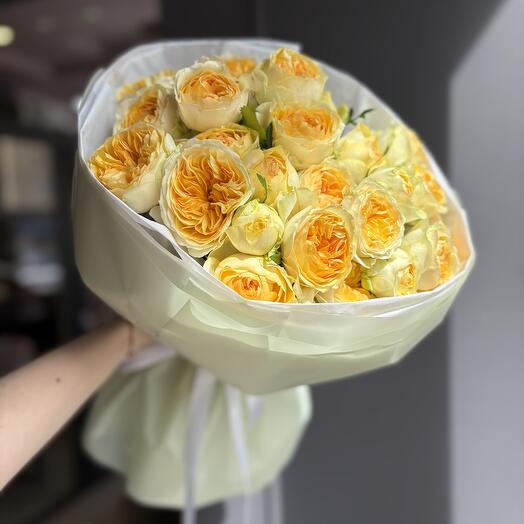 Monobucket of peony-shaped roses "Bright rays"