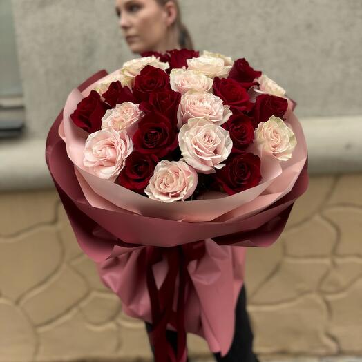 Микс 25 красных и розовых роз гигант