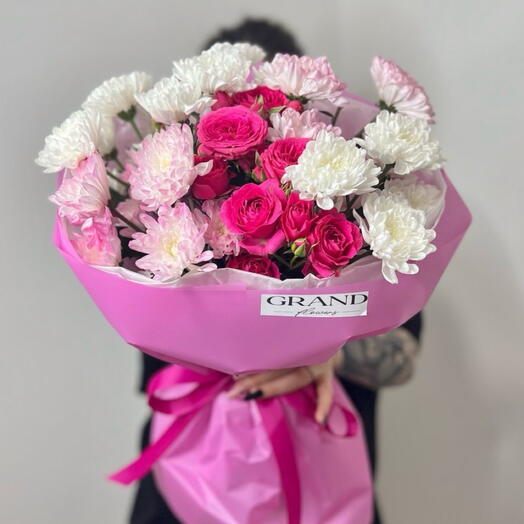 Букет из кустовых роз и хризантем