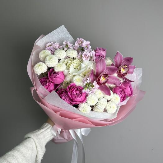 Ramo con Cymbidium, crisantemo, rosa arbusto, mattiola