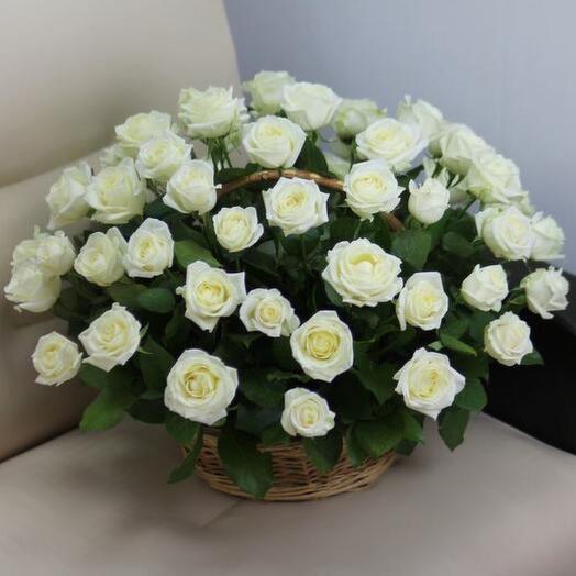 Корзина с белыми розами
